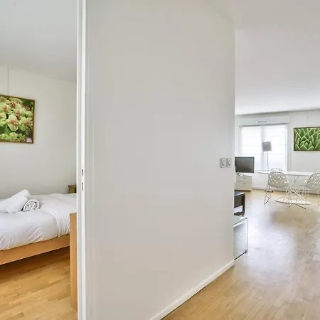 Nice 1br Flat With Parking 5 Min From The Tramway アパート シュレンヌ